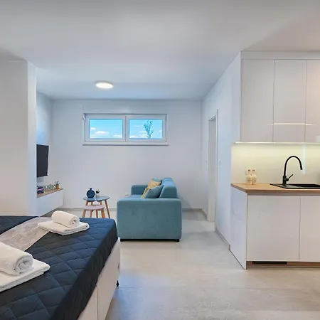 Apartman Micos With Pool Slatine