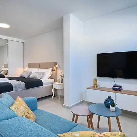 Lägenhet Micos With Pool